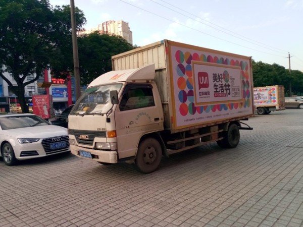 戶(hù)外廣告燈布和可移背膠在車(chē)身廣告的應(yīng)用 - 珠海噴繪 -「力奇廣告」